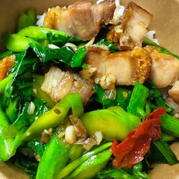 ข้าวคะน้าหมูกรอบ