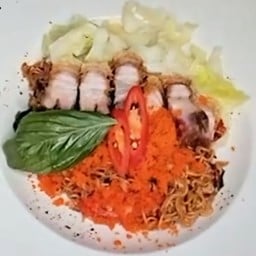มาม่าผัดขี้เมาไปโหระพาไข่กุ้ง + หมูกรอบ