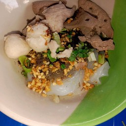 เส้นใหญ่แห้งยำหมู