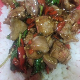 กระเพราเครื่องในไก่