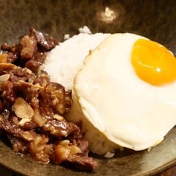 ข้าวเนื้อผัดซอสน้ำมันหอย ไข่ดาว