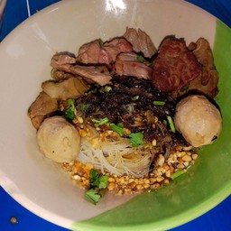 เส้นหมี่แห้งยำเนื้อ