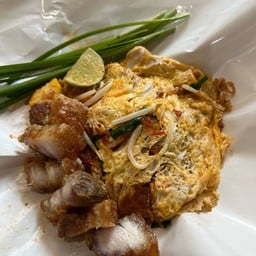 ผัดไทยหมูกรอบห่อไข่