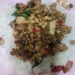 กระเพราหมูสับรวมหมูกรอบ