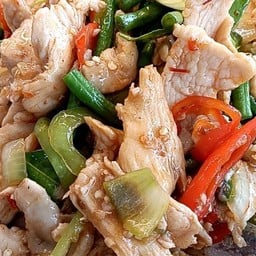 กะเพราไก่ชิ้น