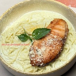 เส้นสปาเก็ตตี้แซลมอนซอสเพสโต้