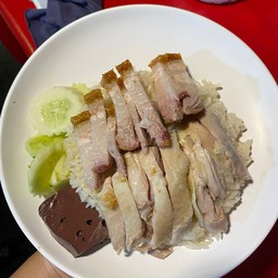 ข้าวมันไก่ต้มผสมหมูกรอบ