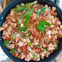 กระเพราหมูสับวุ้นเส้น ราดข้าว
