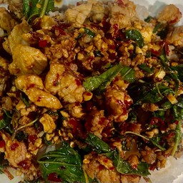 จัมโบ้ กะเพราหมูชิ้น +ไข่ไก่ดาว