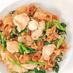 ผัดซีอิ๊วเส้นใหญ่ไก่