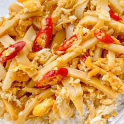 หน่อไม้ผัดไข่ราดข้าว