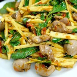 กระเพราเครื่องในหน่อไม้