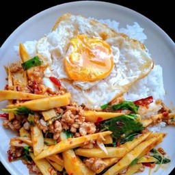 ผัดกะเพราหน่อไม้ราดข้าว