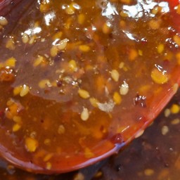 น้ำจิ้มงาสามรส ( เปรี้ยวหวาน เผ็ดกลาง ) 3 ออนซ์