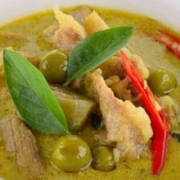 แกงเขียวหวานหมูชิ้นใส่มะเขือพวง