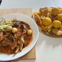 ข้าวเปียกลาวเส้นสด - เฝอลาว, ขนมจีนน้ำยา&ไส้กรอกทอด by ART MONSTER