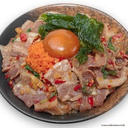 ข้าวหน้ากะเพราเบคอนไข่ดอง