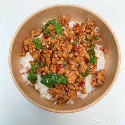 กระเพราหมูสับราดข้าว