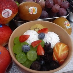 กรีกโยเกิร์ต 2 สกู๊ป พร้อมผลไม้