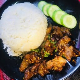ข้าวผัดกระเพราสันคอย่าง