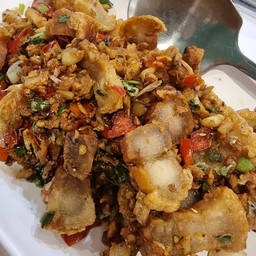 หมูกรอบคั่วพริกเกลือ