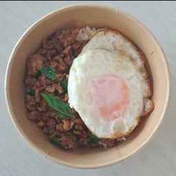 ข้าวผัดกระเพราไข่ดาว