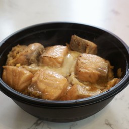 ข้าวแซลมอนไข่ข้น ซอสญี่ปุ่น