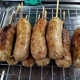 ปิ้งย่างไส้กรอกอีสานBYเจ๊นิดหมูปิ้ง-ตลาดศรีทรายมูล