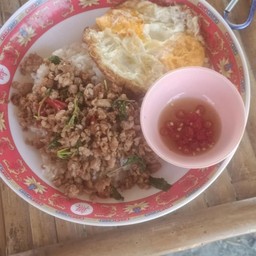 กระเพราหมูสับไข่ดาว