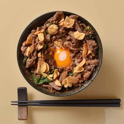 ข้าวหน้าเนื้อเสือนุ่ทๆพรีเมี่ยม จุกๆ ไข่ดอง  เต็มๆคำ ท๊อปปิ้งกระเทียมเจียวหอมๆ