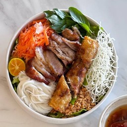 สลัดขนมจีน