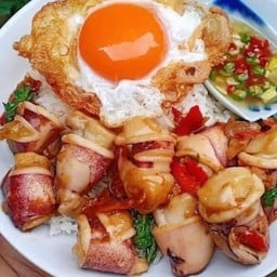 กระเพราปลาหมึกไข่ราดข้าว