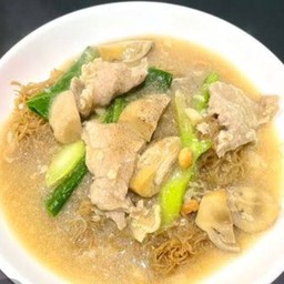 เส้นหมี่ราดหน้าหมูนุ่ม