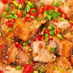 ข้าวหมูกรอบคั่วพริกเกลือ