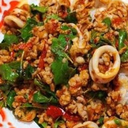 กระเพราปลาหมึกหมูสับ (ราดข้าว)