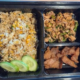ข้าวผัดไข่+ลาบไก่+หมูทอดน้ำปลา