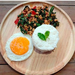 กระเพราหมูสับราดข้าว ไข่ดาว