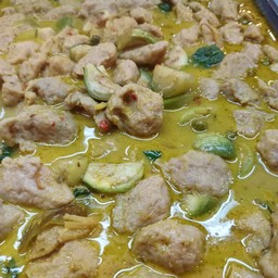 แกงเขียวหวานมะเขือลูกชิ้นปลากราย