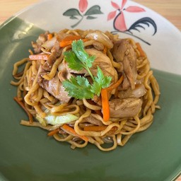 ผัดบะหมี่ไก่ Stir-fried eggs noodles with Chicken