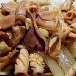 ข้าวปลาหมึกผัดหัวหอมใหญ่