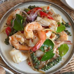 ทะเลผัดฉ่าราดข้าว ( กุ้ง,หมึก,หอย )