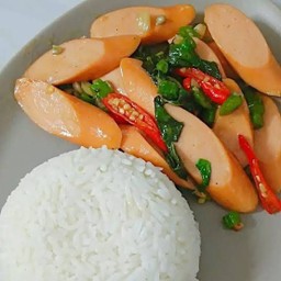 ข้าวกระเพาไส้กรอก