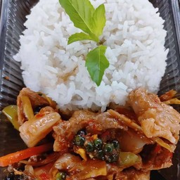 สามชั้นผัดฉ่าราดข้าว