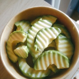 อะโวคาโดพร้อมน้ำผึ้ง (牛油果)