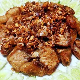 ข้าวราดหมูกรอบทอดกระเทียม+ดาว