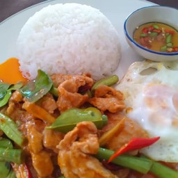 พริกแกงหมูชิ้นราดข้าว