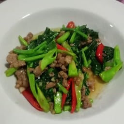 คะน้าหมูสับราดข้าว