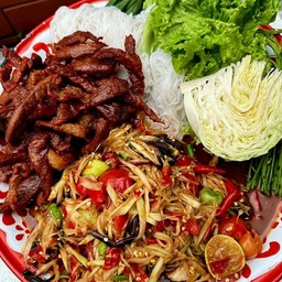 ตำปูปลาร้า -หมูแดดเดียว - ขนมจีน_. โค้กกระป๋อง