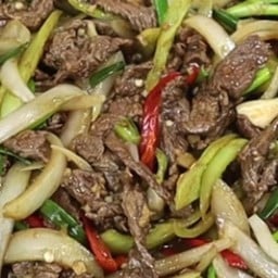 ผัดพริกอ่อนเนื้อ ราดข้าว