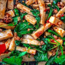 กระเพราหมูสับหมูยอ (ราดข้าว)